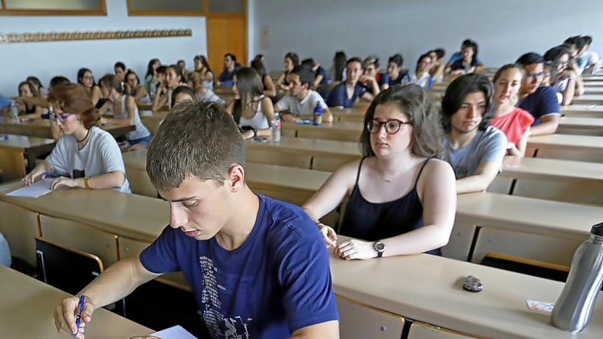 Estudiantes realizan un examen durante la última EBAU.-J.M. LOSTAU