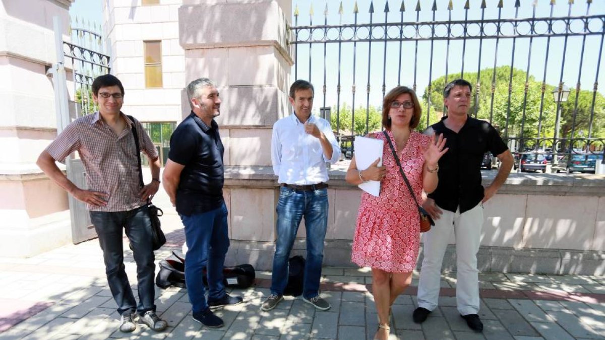 Varios alcaldes de pueblos mineros, a las puertas de la Junta de Castilla y Léon, tras reunirse con el presidente de la Junta, Juan Vicente Herrera, y la vicepresidenta y consejera de Empleo, Rosa Valdón-Ical