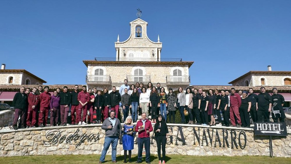 Florentino Arzuaga y María Luisa Navarro, junto a Amaya e Ignacio Arzuaga, posan acompañados de los protagonistas de los distintos departamentos del complejo.-