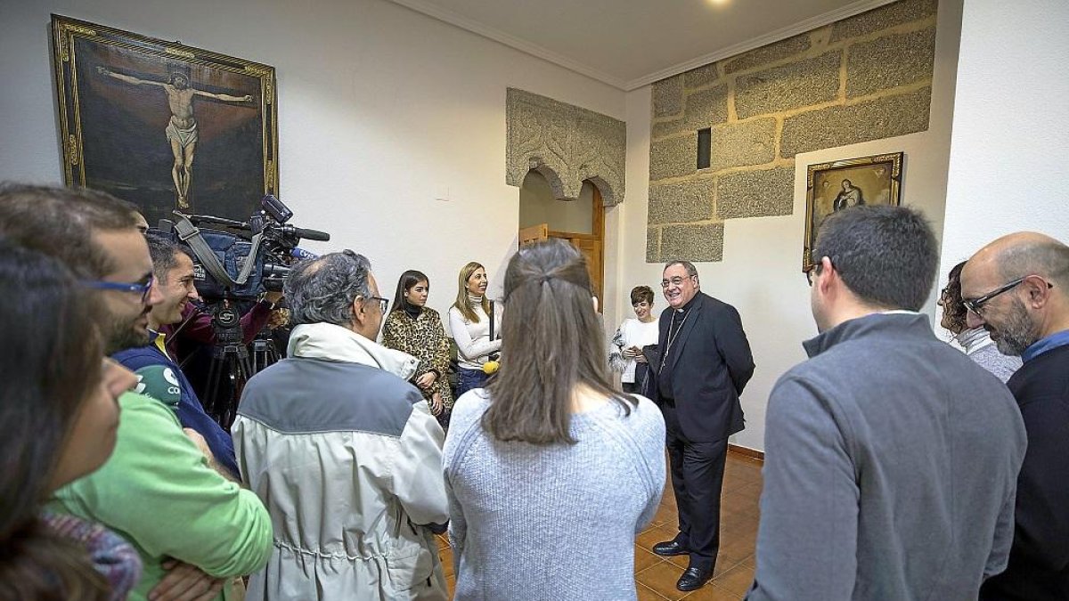 El obispo de Ávila, José María Gil Tamayo, mantiene un encuentro con los medios de comunicación abulenses.-ICAL