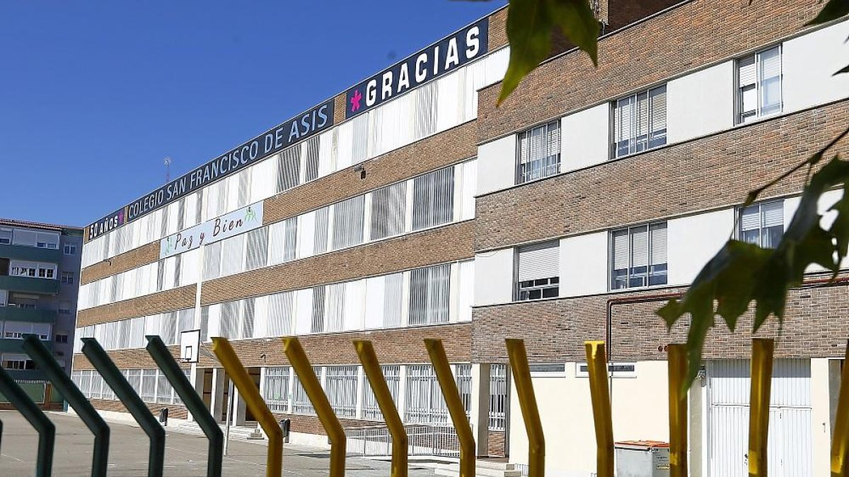 Imagen del colegio San Francisco de Asís y del patio donde estaban las niñas que fueron fotografiadas.-J. M. LOSTAU