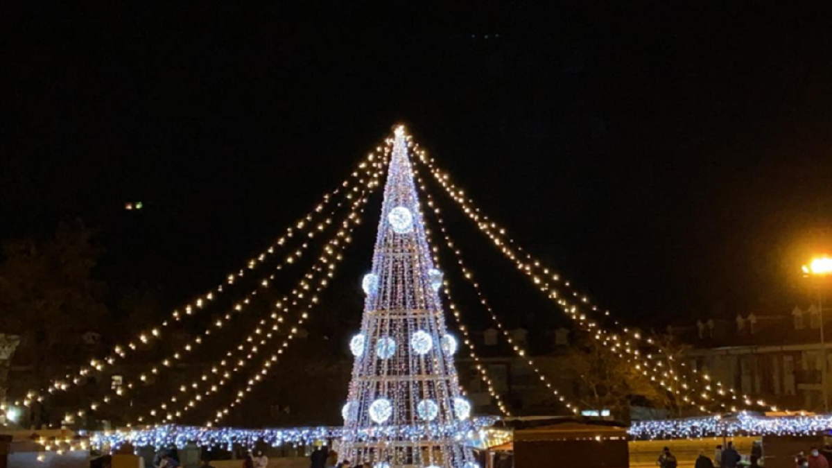 Árbol iluminado en el mercado de Navidad de Arroyo de la Encomienda. ICAL