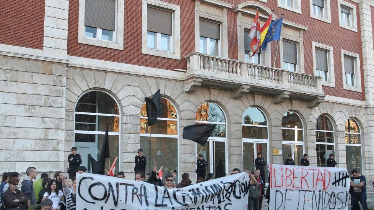 Grupos anarquistas de Palencia muestran su repulsa por las detenciones a dos compañeros y protestan delante de la subdelegación de Gobierno en Palencia-Ical