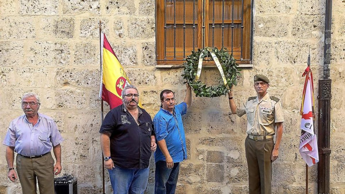 Ofrenda floral hacia ‘El Empecinado’ realizada en la casa número 9 de la calle del mismo nombre.-J.M. LOSTAU