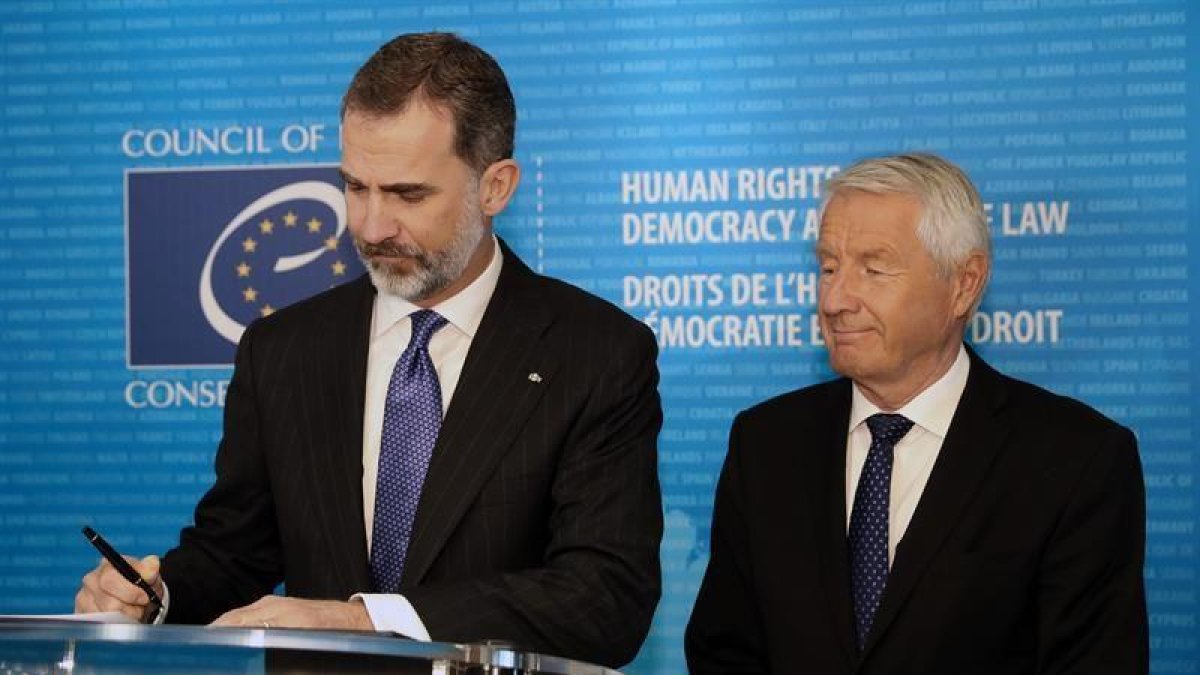 Felipe VI, junto al secretario general del Consejo de Europa, Thorbjorn Jagland, firma en el libro de honor de este organismo en Estrasburgo.-EFE