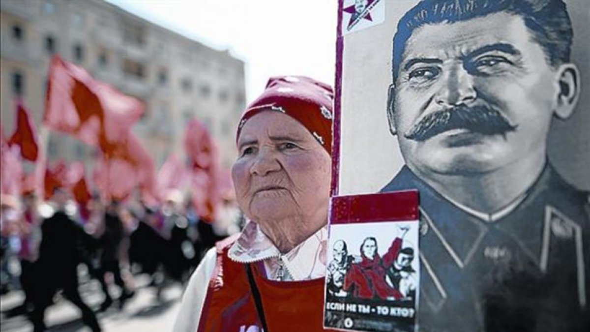 Una manifestante comunista porta un retrato de Stalin en Moscú.-JUAN MANUEL PRATS