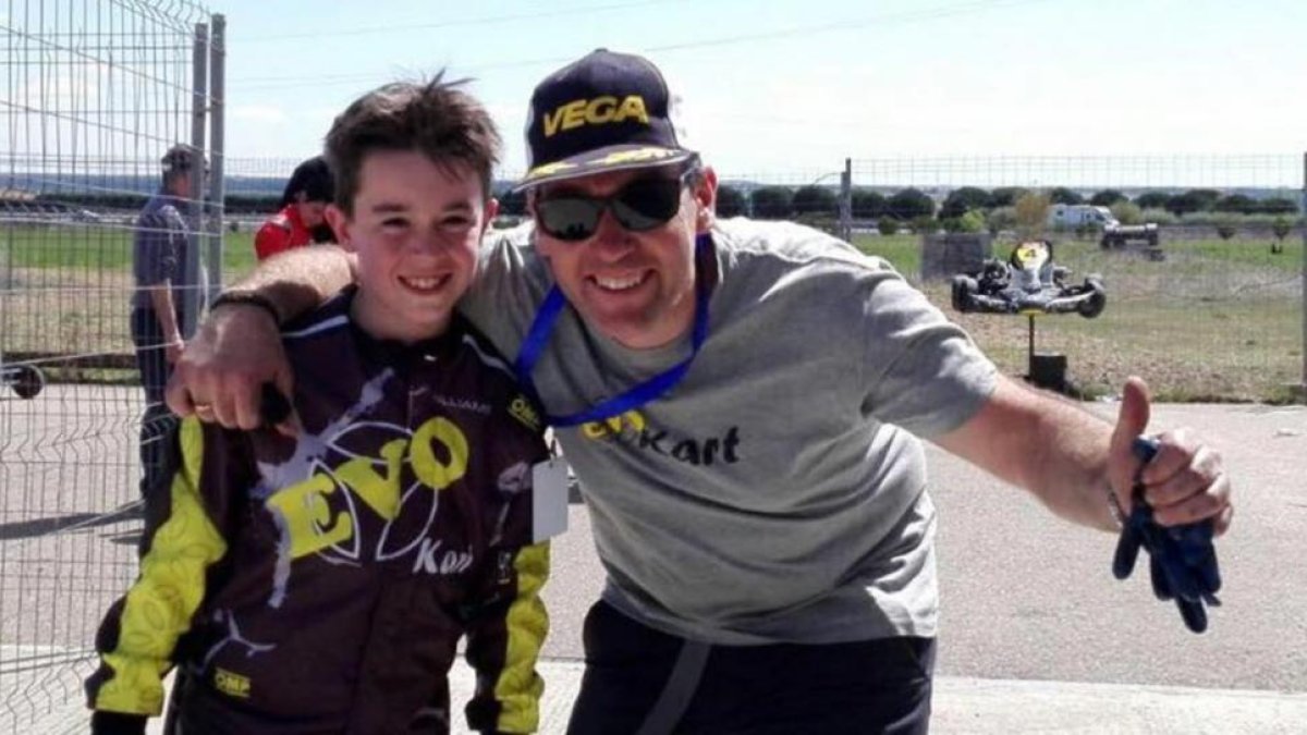 Gonzalo Basurto, junto a su padre Fernando.-EL PERIÓDICO
