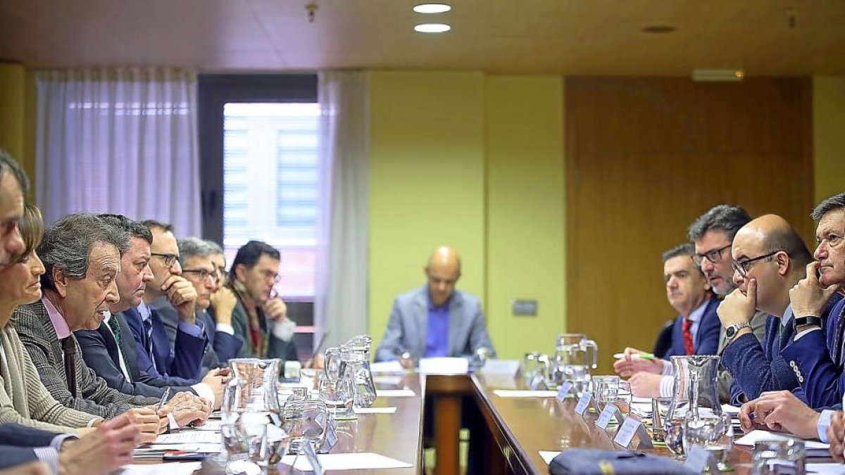 El vicepresidente y consejero de la Presidencia, José Antonio de Santiago-Juárez, a la izquierda, preside la reunión del Consejo de Cooperación Local.-ICAL