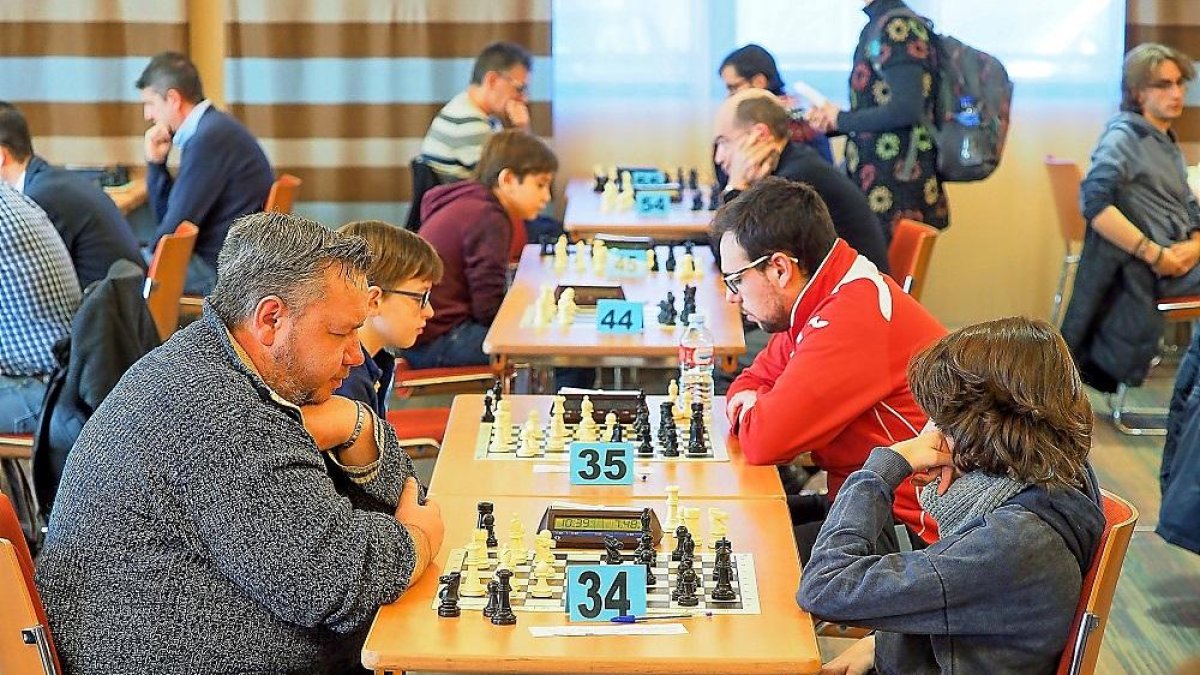 Participantes del torneo de ajedrez, ayer, en el Novotel.-PABLO REQUEJO