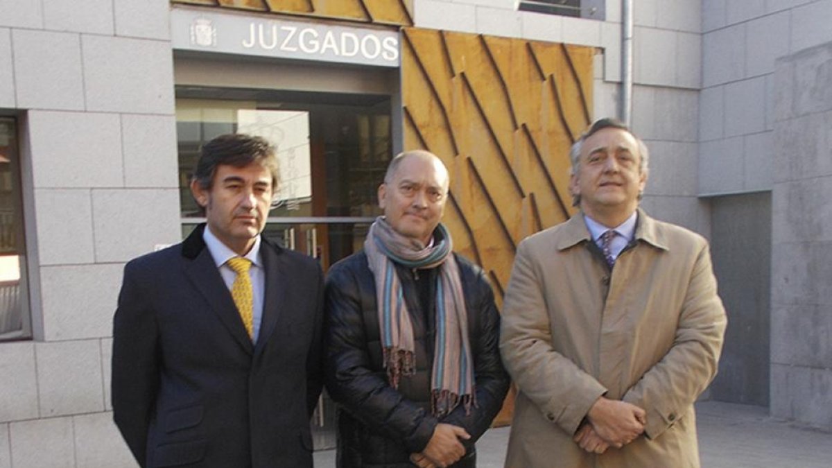Julio Mañas, entre los abogados Javier González y Alfonso Coronel de Palma.-A.G.