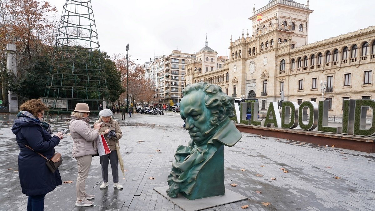 Réplica del galardón de los premios Goya en la plaza Zorrilla de Valladolid. -ICAL