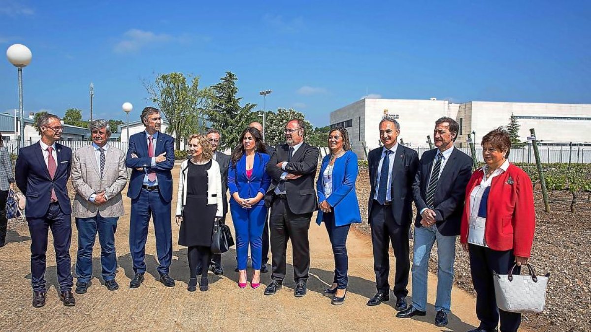Milagros Marcos y Fernando Rey posan con los rectores de las universidades públicas y privadas tras la firma del convenio dentro del modelo de I+D+i.-ICAL