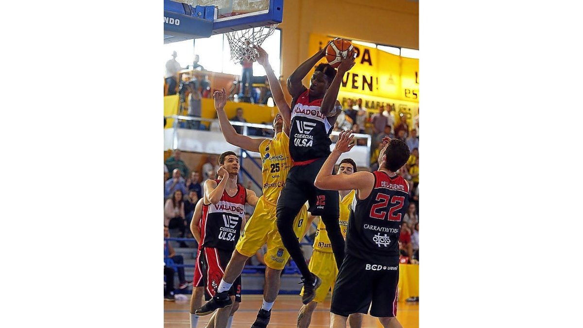 Bubacar Sidibe captura un rebote con autoridad ante la oposición del ex CBC Valladolid, Shota Gelazonia.-PHOTO-DEPORTE