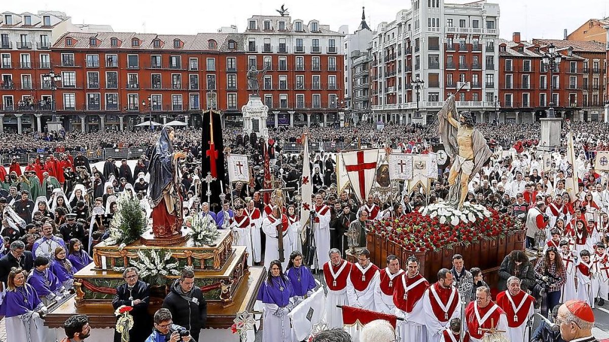 Momento de El encuentro en la plaza Mayor.-J.M. LOSTAU