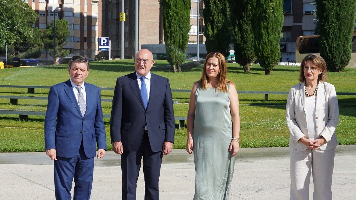 La vicepresidenta tercera del Gobierno de España y ministra para la Transición Ecológica y el Reto Demográfico, Teresa Ribera, junto a la delegada del Gobierno Virginia Barcones; el alcalde de Valladolid Jesús Julio Carnero y el consejero de Presidencia Luis Miguel González Gago en la segunda jornada de la reunión informal de ministros de Medio Ambiente y Energía en Valladolid. -ICAL