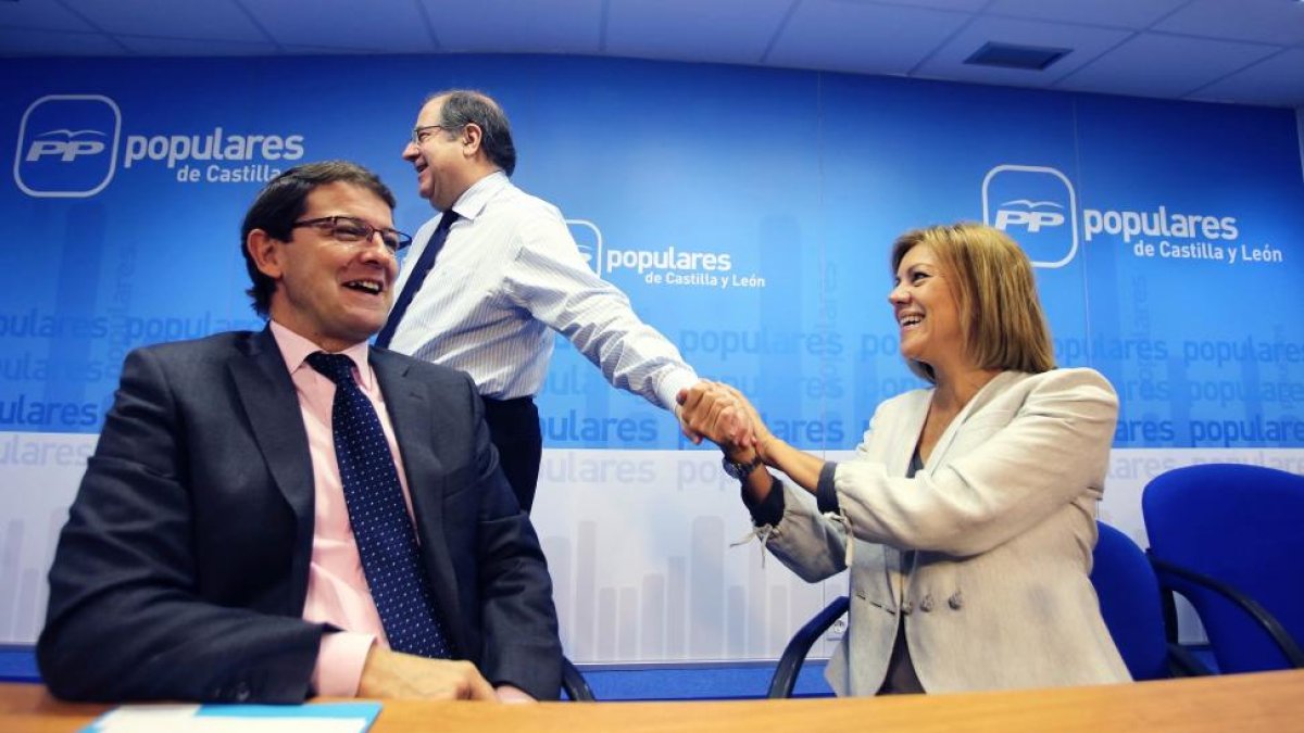 La secretaria general del Partido Popular, María Dolores de Cospedal, junto al secretario regional del PP, Alfonso Fernández Mañueco, y el presidente regional del partido, Juan Vicente Herrera, en la reunión del Comité Ejecutivo del PP de Castilla y León-Ical