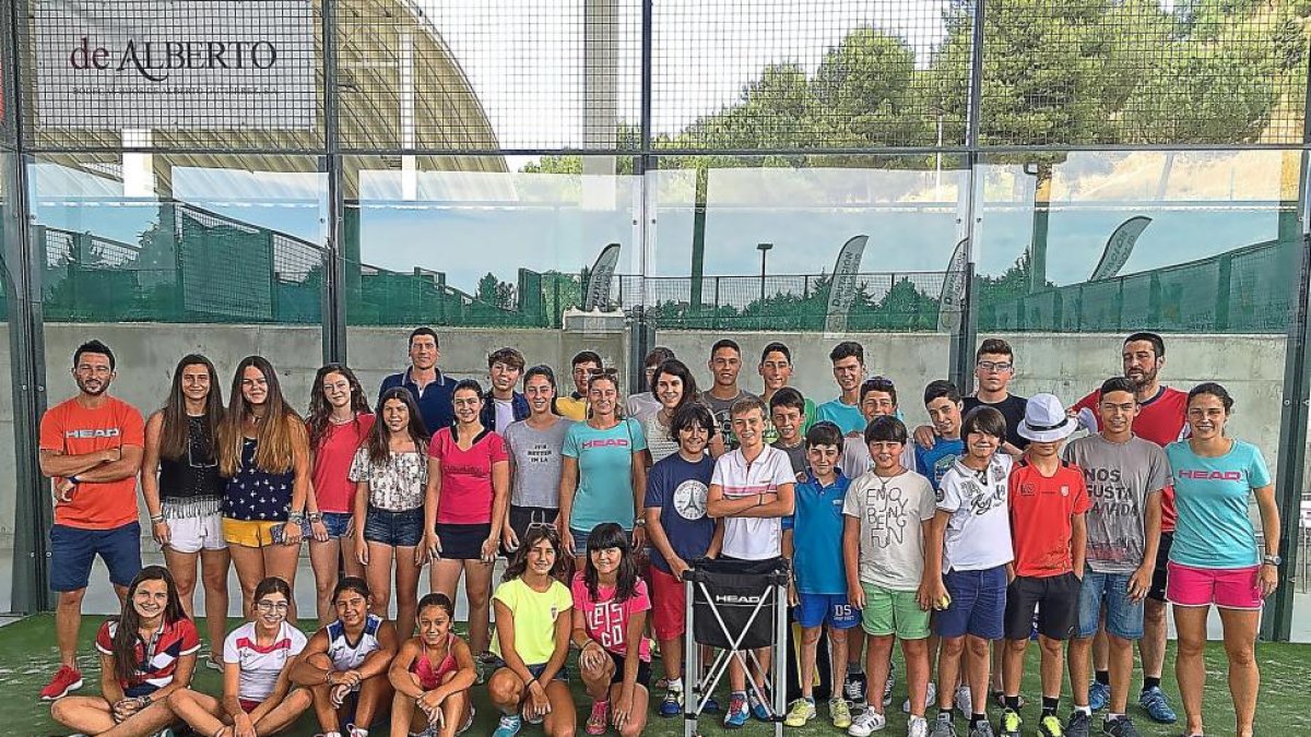 Los tres profesionales de Head (de azul claro), junto a integrantes del CT CyL.-E. M.