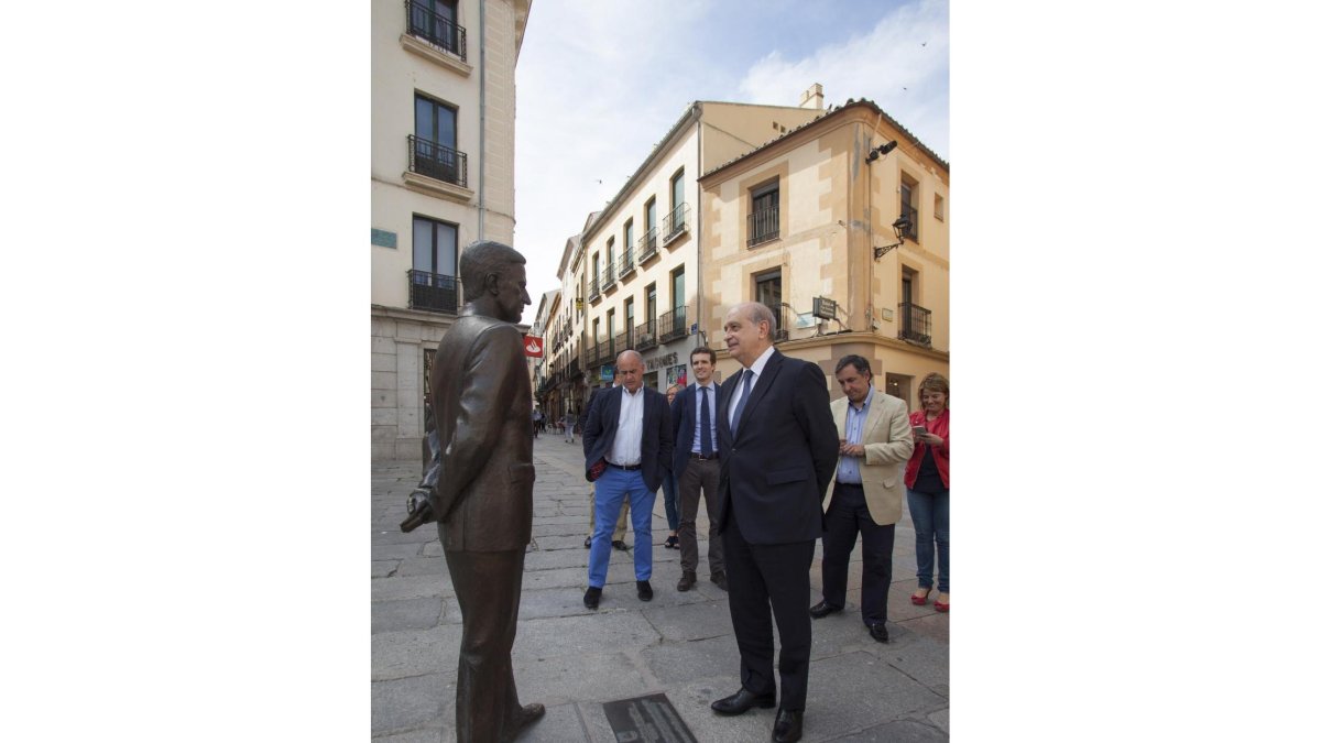 El vicesecretario de Comunicación del PP, Pablo Casado, y el ministro del Interior en funciones, Jorge Fernández, visitan el centro histórico de Ávila. En la foto junto a la estutua de Adolfo Suárez.-ICAL