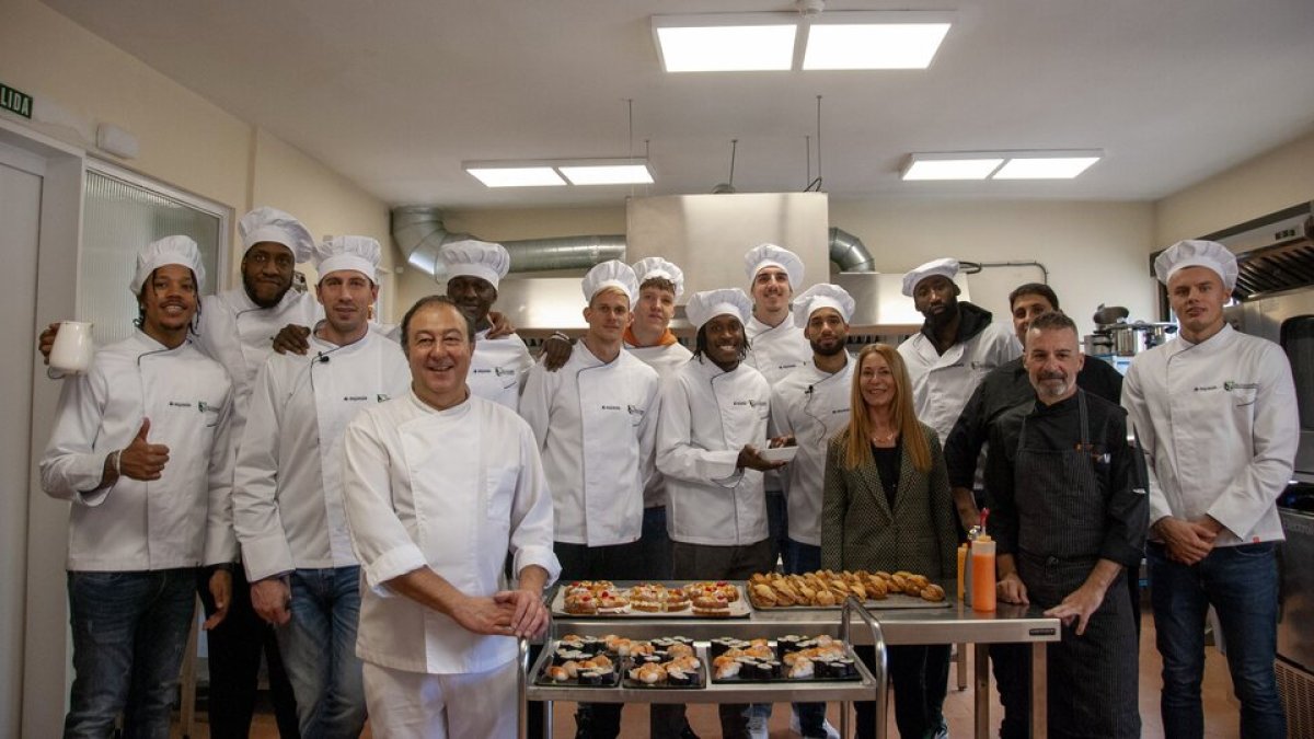 Video de la participación del Real Valladolid Baloncesto en las cocinas de la Escuela de Grupo Aspasia. / RVB