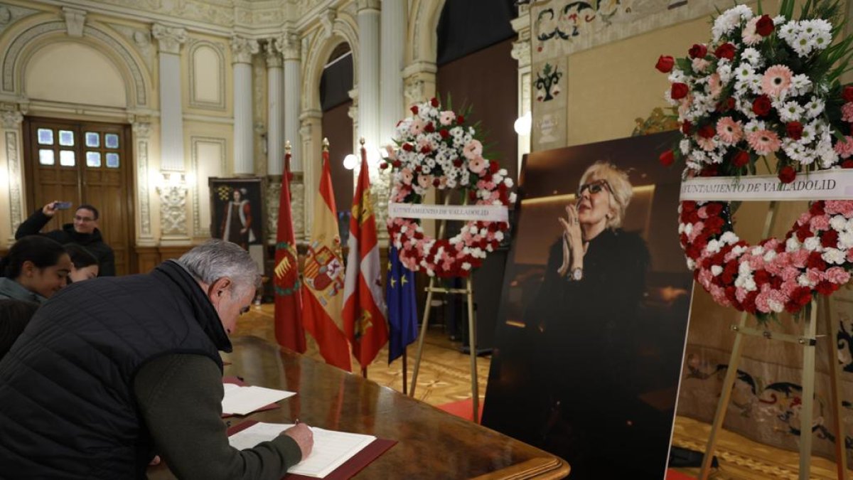 El Ayuntamiento de Valladolid abre sus puertas con varios libros de condolencias por la muerte de Concha Velasco. -AYUNTAMIENTO VALLADOLID
