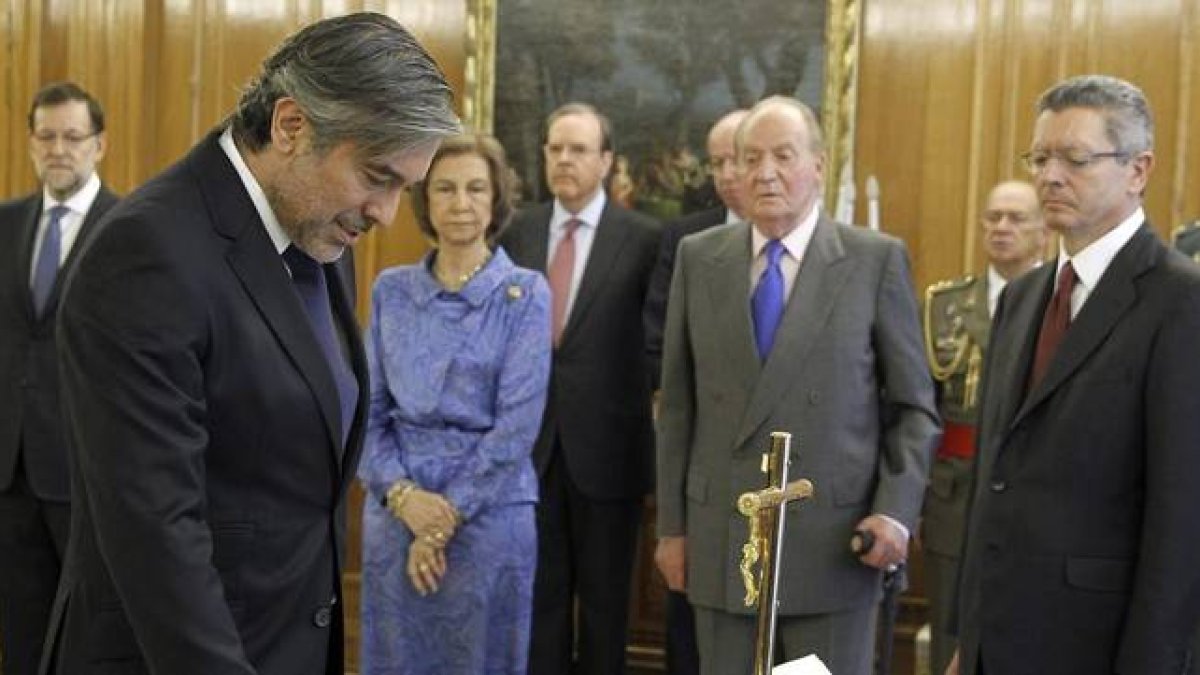 El magistrado Enrique López, el 13 de junio del 2013, en la jura de su cargo como miembro del Constitucional.-EFE / J. J. GUILLÉN