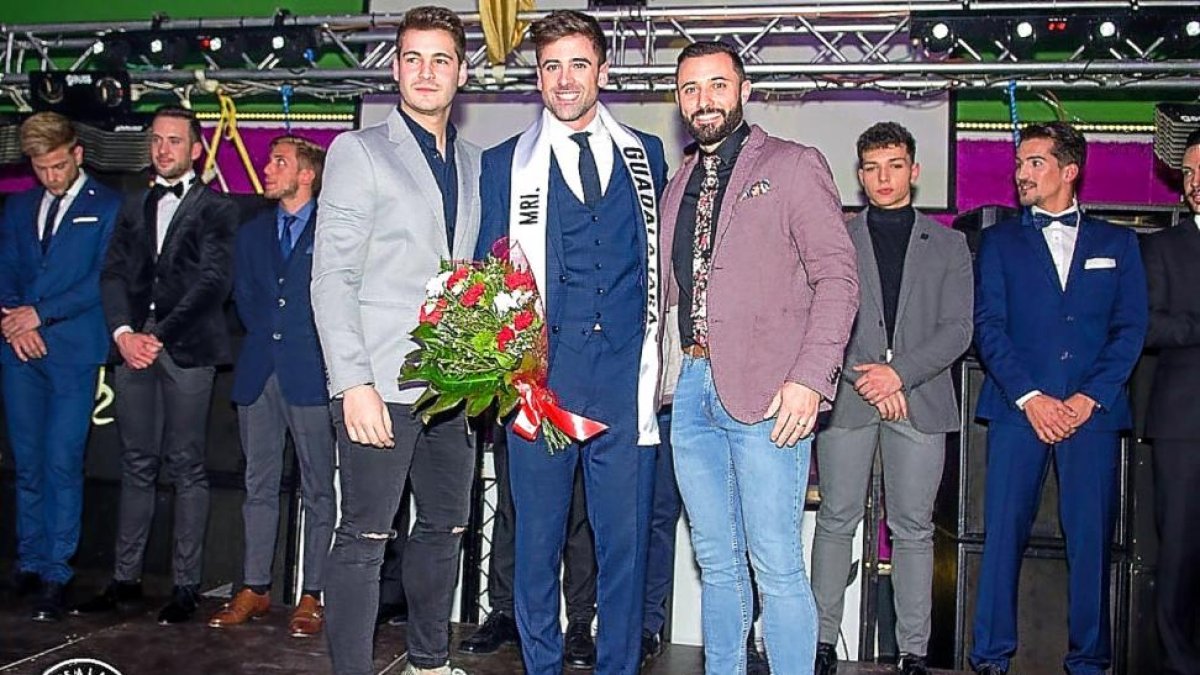 El medinense Sergio Ayala posa sonriente en el centro con la banda de Míster Guadalajara.-TILLATE