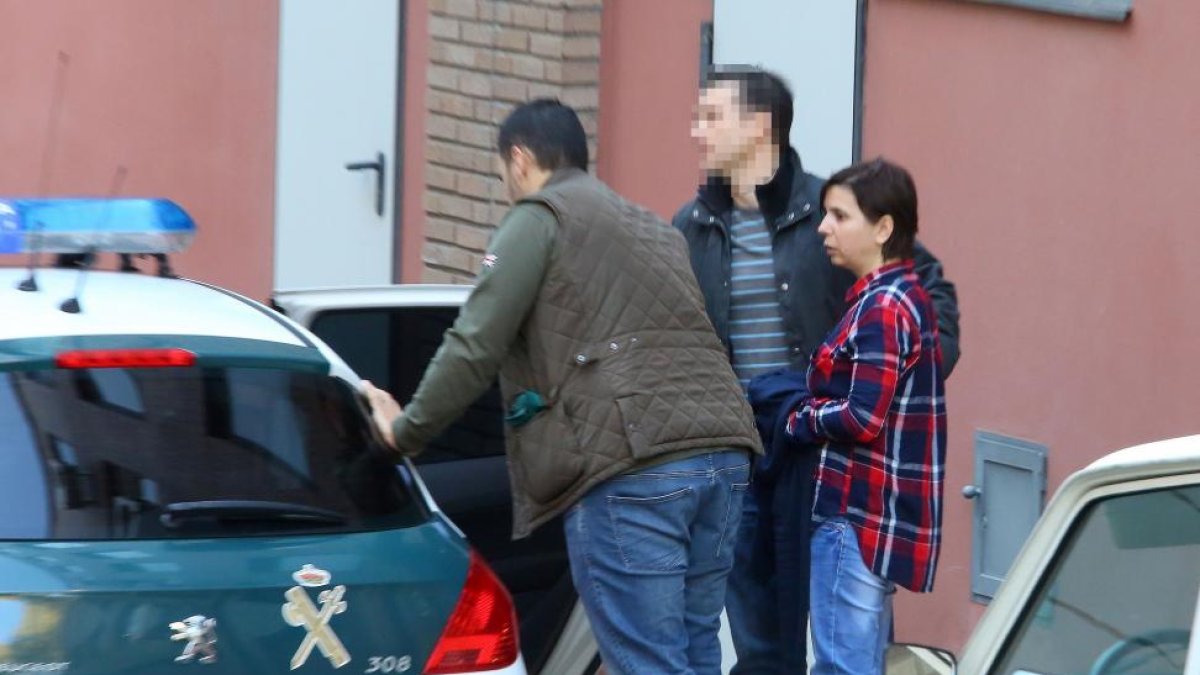 La mujer acusada de presentar una denuncia falsa por malos tratos sale del juzgado de Ponferrada-ICAL