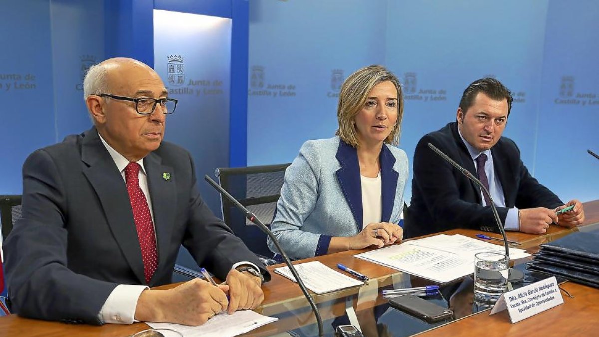 Juan Pérez, Alicia García y Francisco Sardón durante la firma del convenio.-ICAL