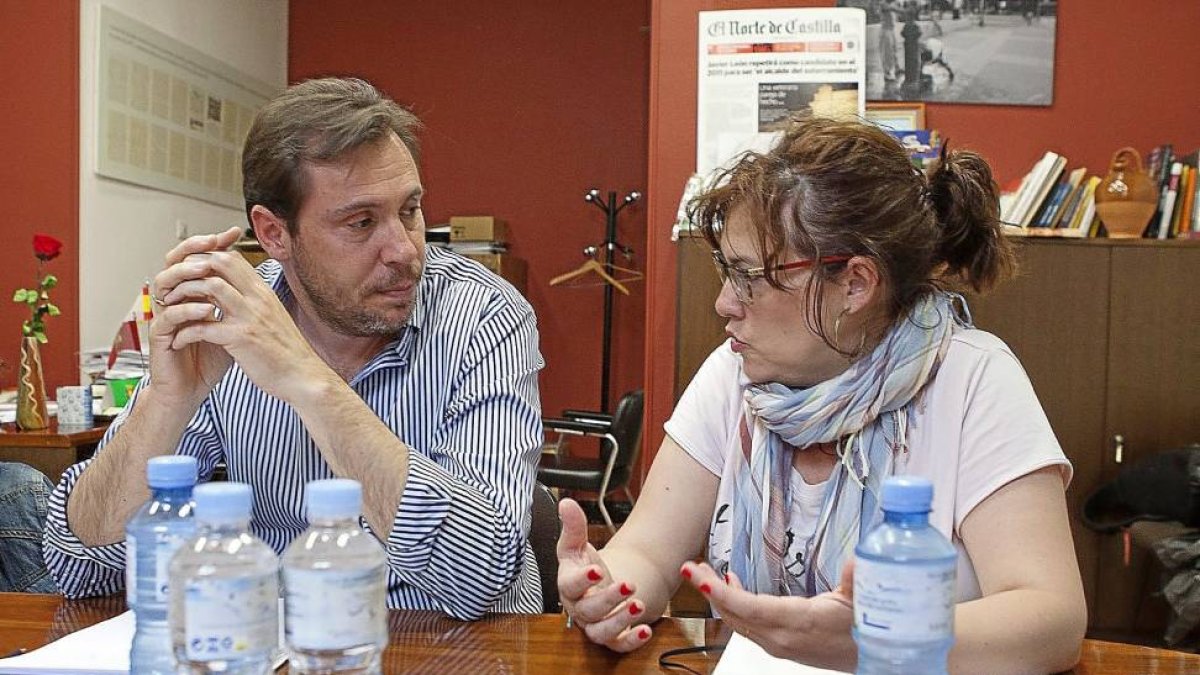 El candidato socialista Óscar Puente escucha a Charo Chávez, futura portavos de Sí Se Puede.-Photogenic.