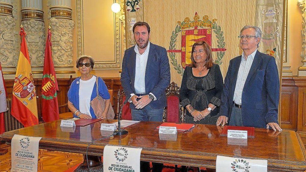 Josefa Catón, Puente, Victoria Soto y Victoriino Mayoral, en la presentación de la red de escuelas-J.M. Lostau