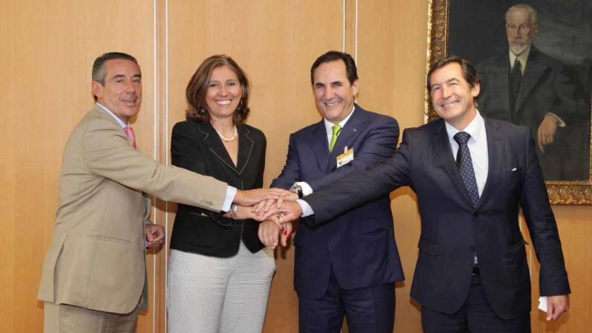 (I a D) El director general de CaixaBank, Juan Alcaraz; la secretaria general de Industria y la Pyme, Begoña Cristeto; el presidente de SGR-Cesgar, José Rolando Álvarez Valbuena y el director general de la Pyme del Ministerio de Industria, Víctor Audera,-Ical