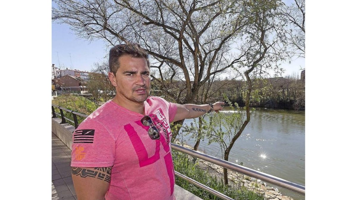 Paco Lázaro señala el lugar dónde halló el cuerpo sin vida de Lalo García-P. REQUEJO