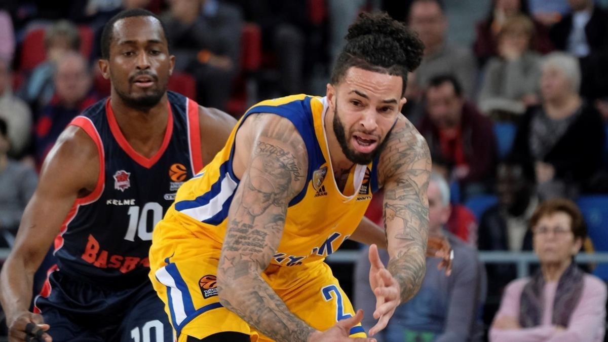 Tyler Honeycutt, en primer término, en un partido de Euroliga contra el Baskonia.-ADRIAN RUIZ DE HIERRO
