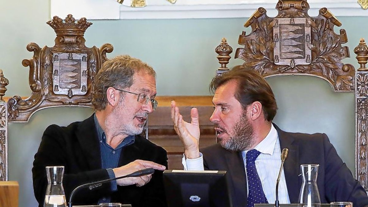 Manuel Saravia y Óscar Puente conversan durante la celebración del pleno.-J.M. LOSTAU