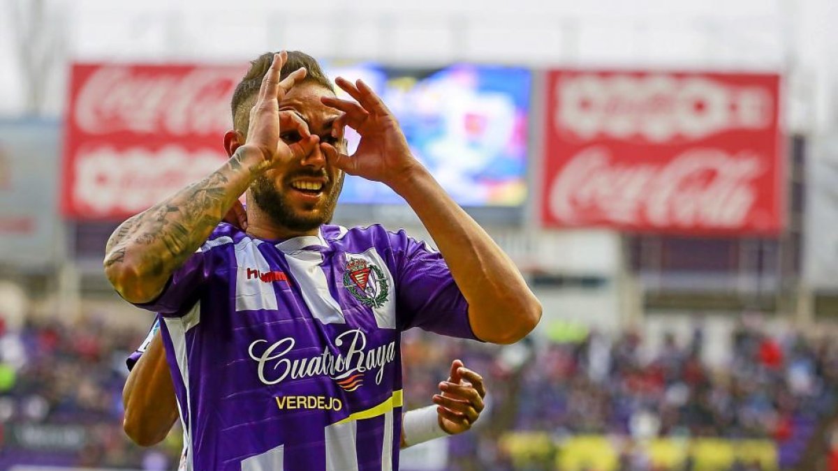 Roger celebra el tanto simulando unas gafas.-MIGUEL ÁNGEL SANTOS