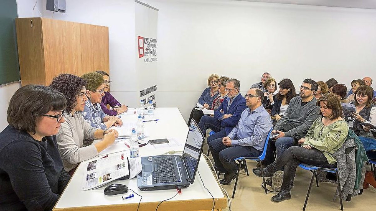 Asamblea de la Asociación Vecinal Rondilla ayer, con la presencia de concejales del equipo de Gobierno.-MIGUEL ÁNGEL SANTOS