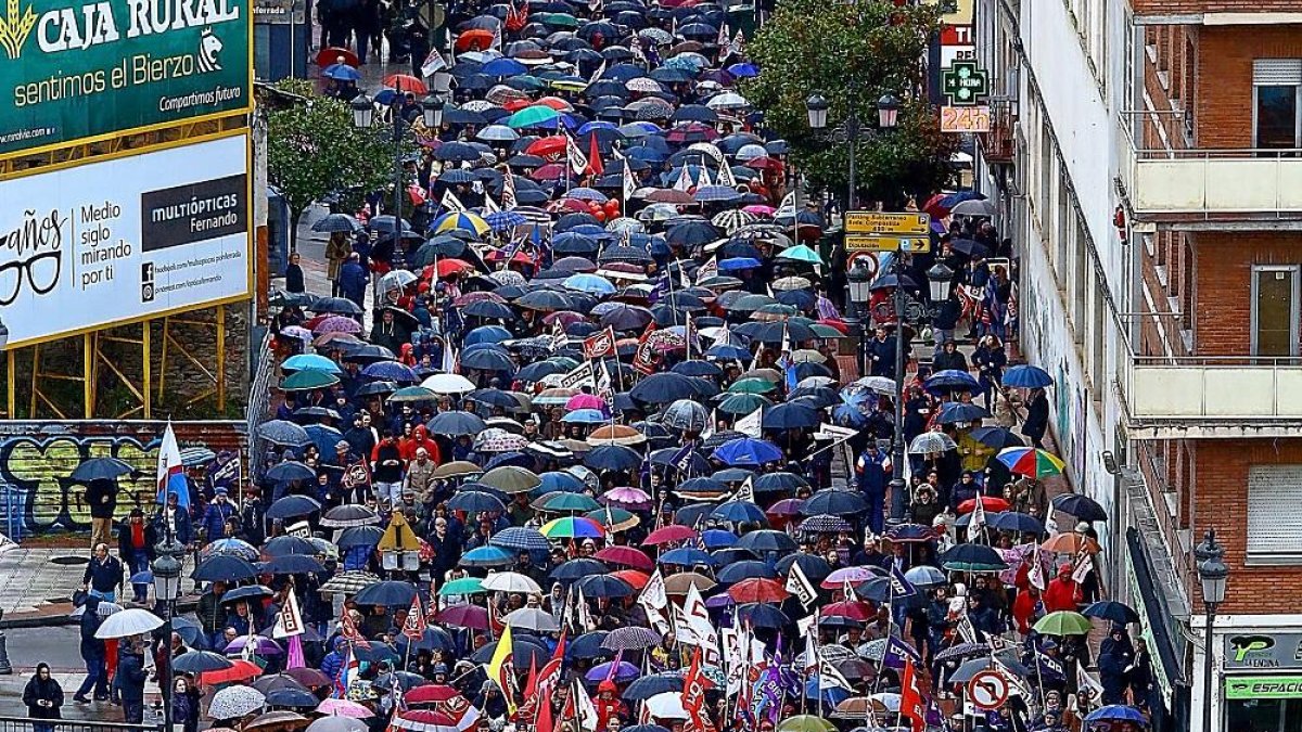 Miles de personas participaron ayer en una manifestación que recorrió Ponferrada.-ICAL