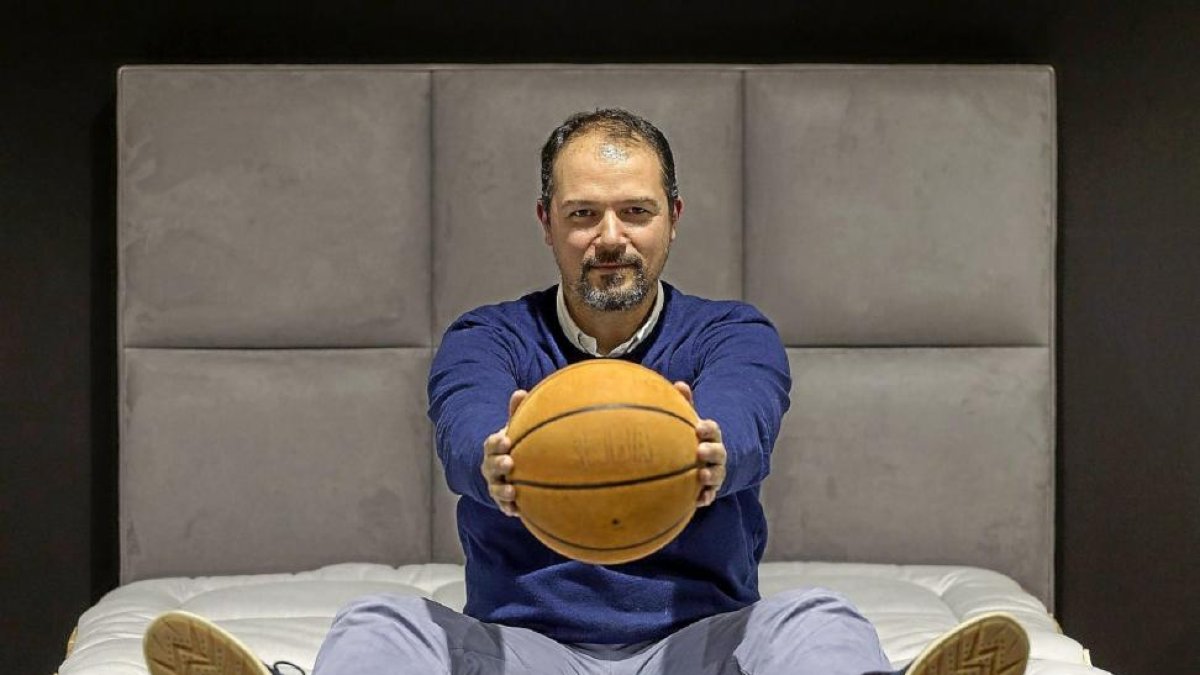 UN BALÓN CON HISTORIA.  No conforme con sus quehaceres de autonómo, desde este verano se ha embarcado en la aventura del club de baloncesto, Ciudad de Valladolid. «Me convenció, y me alegro, mi amigo Juanjo Tauler». A cambio tiene el balón con el que el e-Miguel Ángel Santos