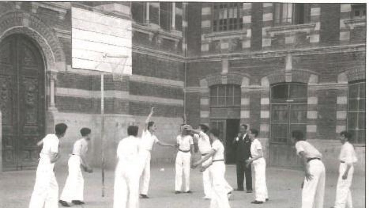 Partido de baloncesto arbitrado por ManuelOrdax celebrado en el patio de la Capilla delLourdes.-E. M.