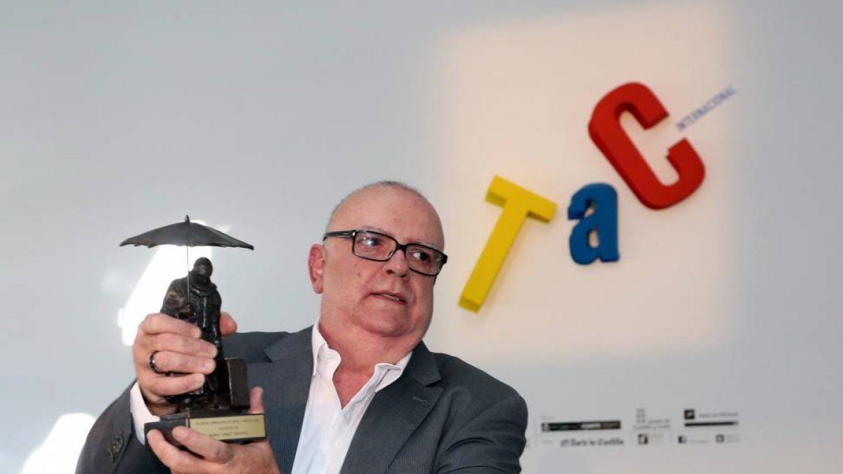 El exdirector de Programación de la Fundación Municipal de Cultura Mario Pérez Tápanes, recibe un homenaje durante la inauguración del TAC-ICAL
