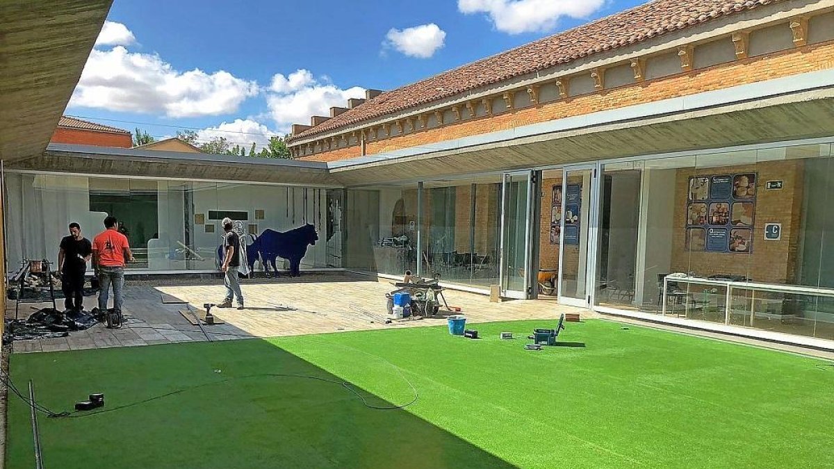 Últimos trabajos de acondicionamiento del patio del Museo del Queso de Villalón.-A.V.