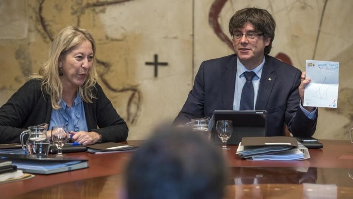 Neus Munté y Carles Puigdemont, este martes, en la reunión del Consell Executiu.-FERRAN SENDRA