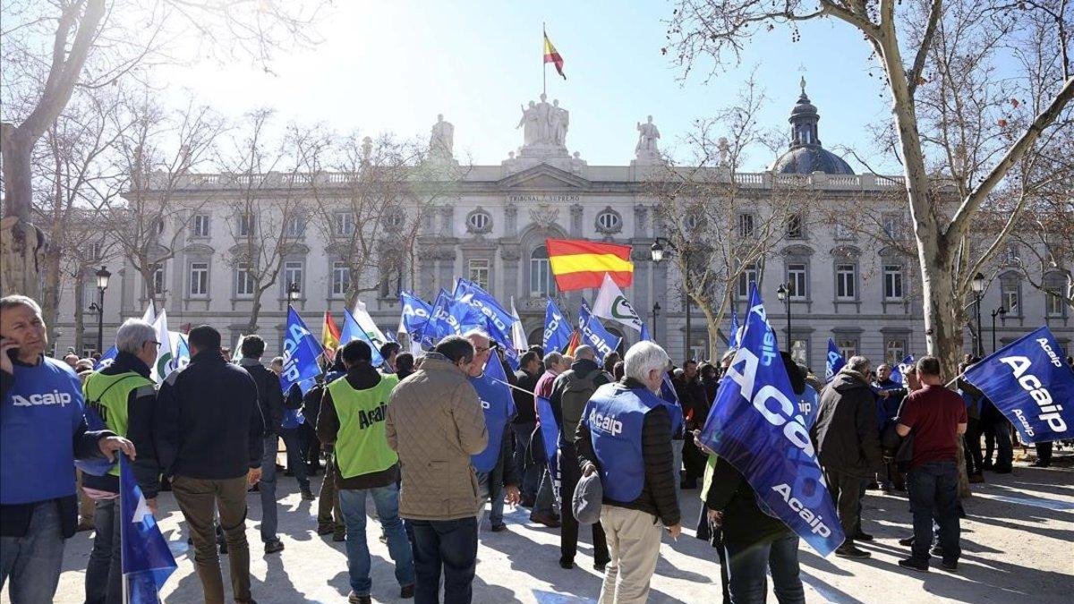 Manifestación de funcionarios de prisiones ante el Supremo, durante el juicio al procés.-DAVID CASTRO
