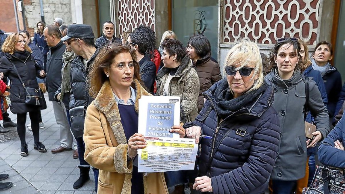 Trabajadores de la hostelería se concentran a las puertas del Serla para hacer presión ayer, durante el encuentro de patronal y sindicatos.-J. M. LOSTAU