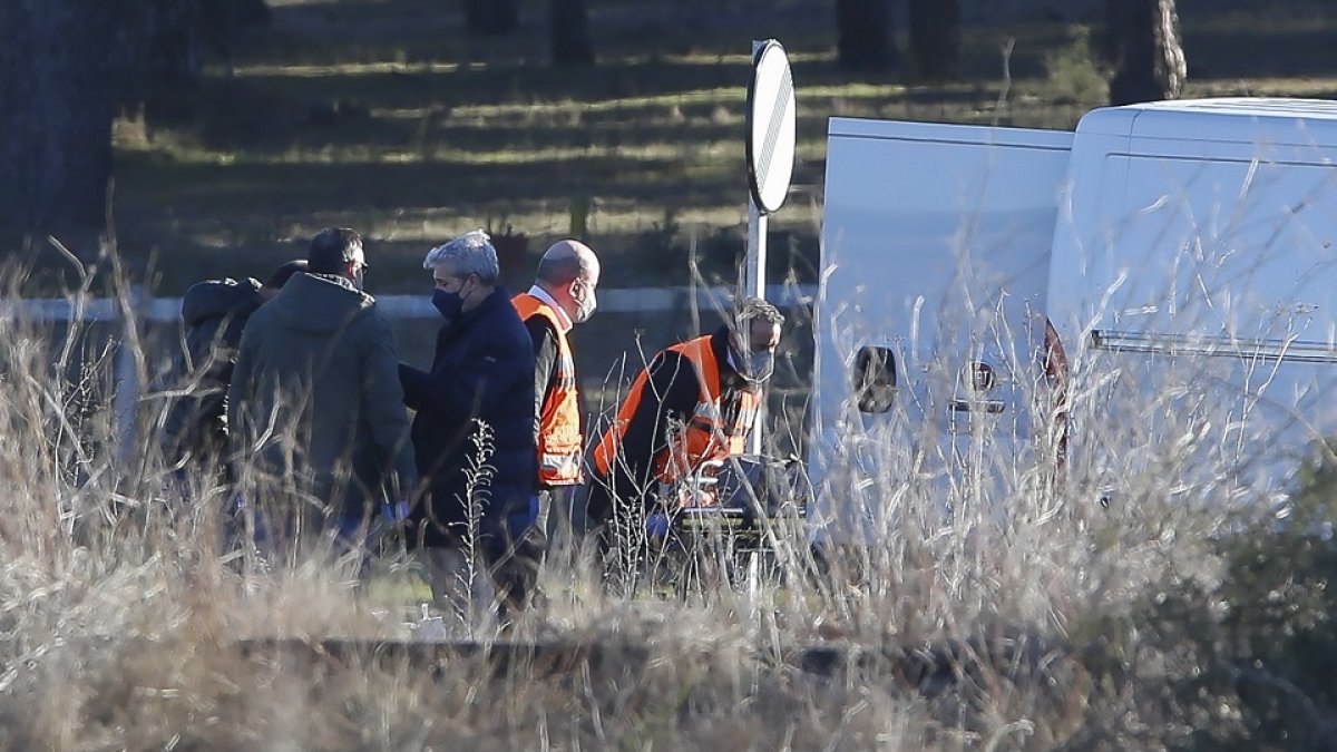 Los servicios forenses retiran el cuerpo de Esther López de la cuneta de Traspinedo donde apareció el cadáver. LOSTAU