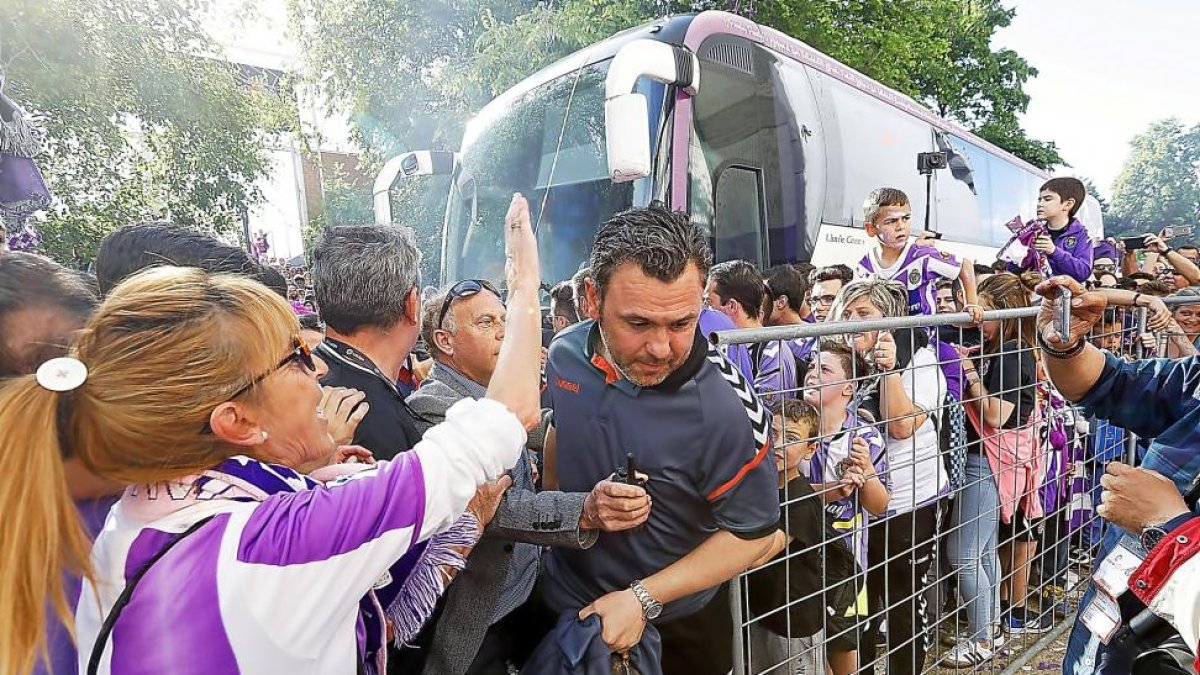 Sergio González es aclamado por una aficionada a su llegada al estadio.-J.M. LOSTAU