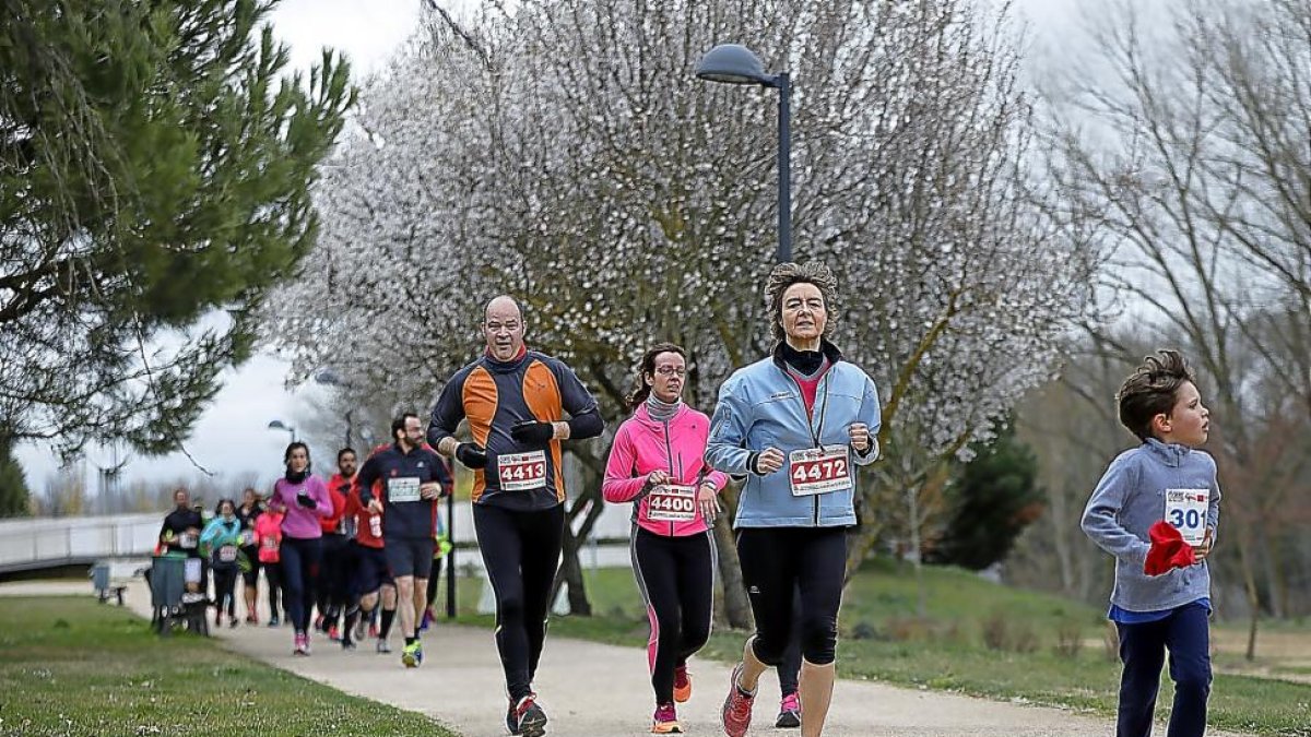 La ministra Isabel García Tejerina (dcha.) participó en la carrera solidaria casi de incógnito.-J. CASTILLO