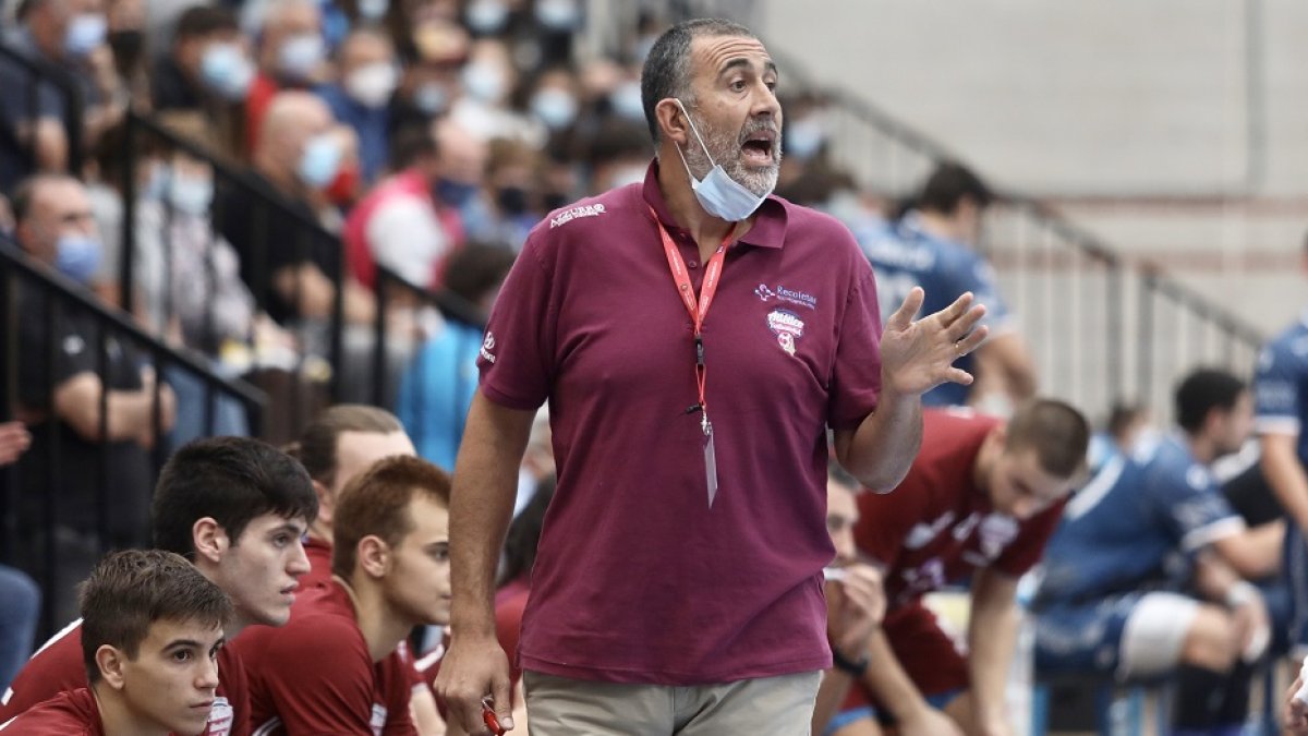 David Pisonero corrige a sus jugadores desde la banda en un partido de la presente temporada. / LOF
