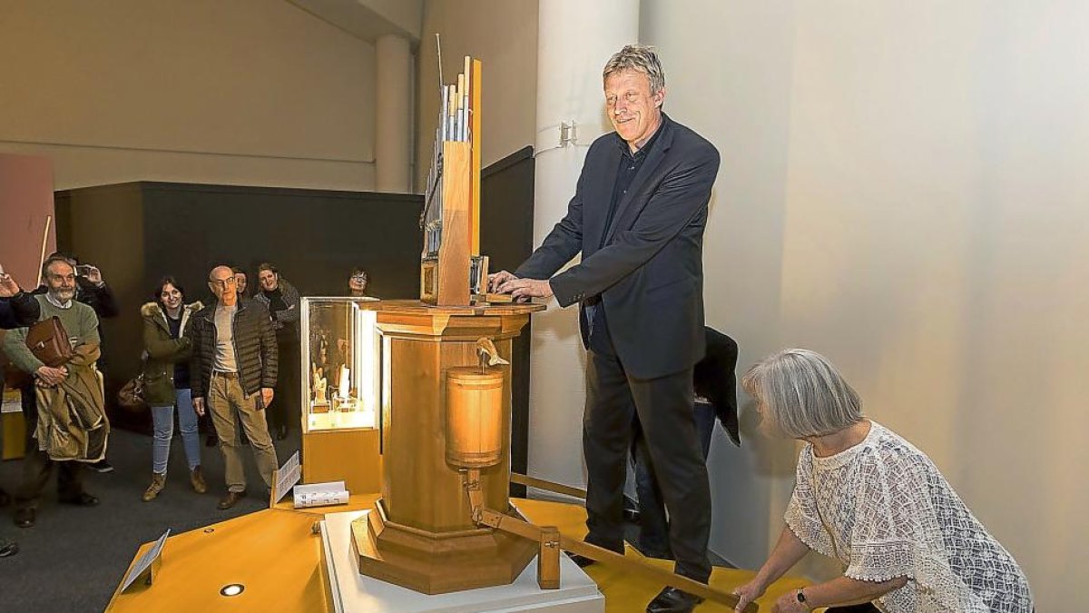 Demostración de uno de los instrumentos en la exposición de Arqueomúsica.-PABLO REQUEJO