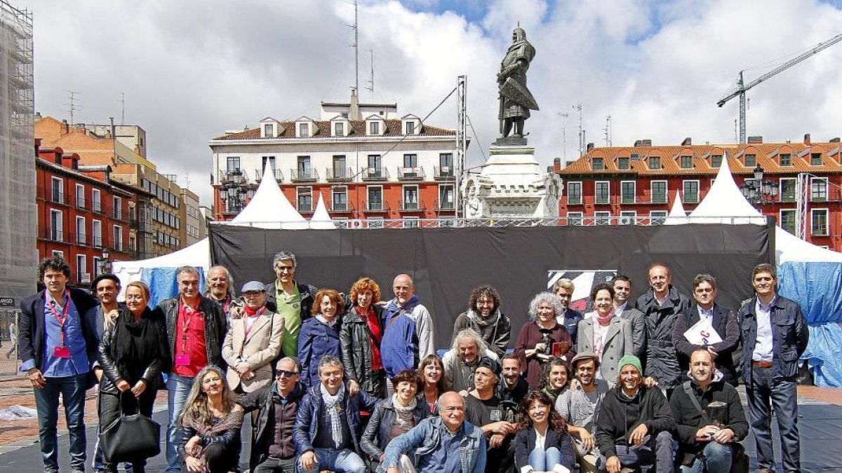 Foto de familia con las compañías premiadas, los miembros del jurado y el director del festival y la concejala de Cultura en primer plano-J. M. LOSTAU